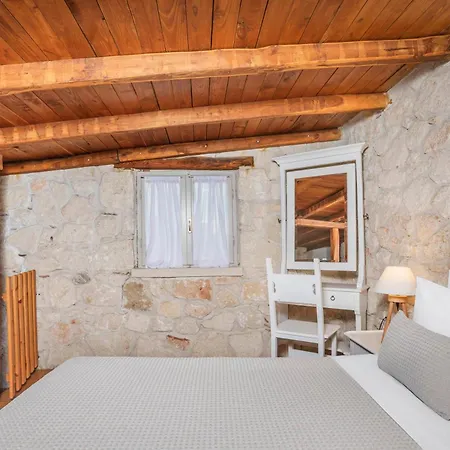 Petrino Eco Village Hotel 4*