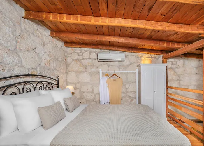 Petrino Eco Village 酒店