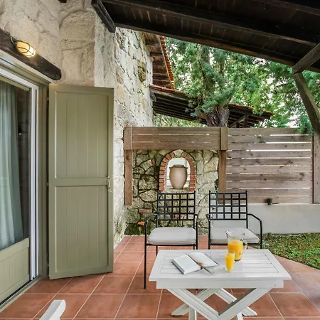 Хотел Petrino Eco Village 4*