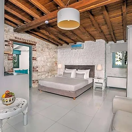 Petrino Eco Village Hotel 4*