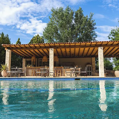 Petrino Eco Village Hotel 4*