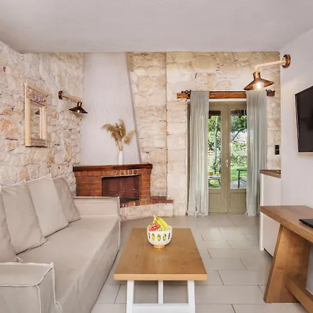 Petrino Eco Village 4*