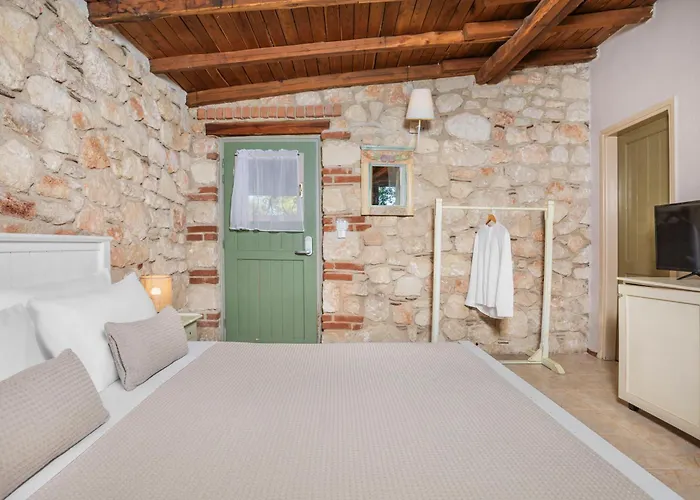 Petrino Eco Village 4*