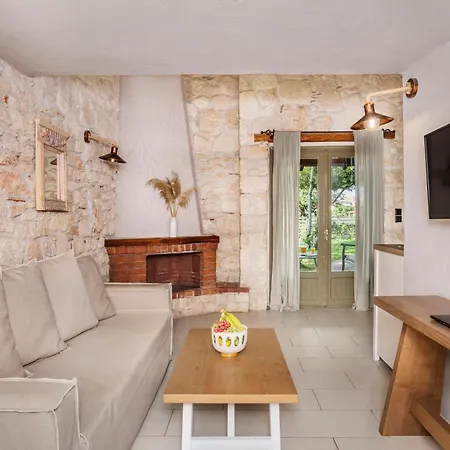 Petrino Eco Village Hotel 4*