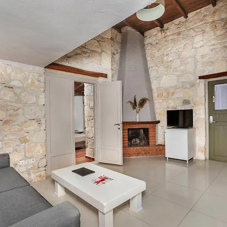 Petrino Eco Village Hotel 4*