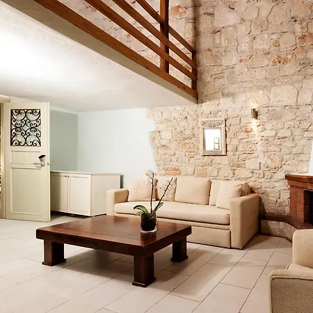 Petrino Eco Village Hotell 4*