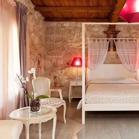 Petrino Eco Village Hotell 4*