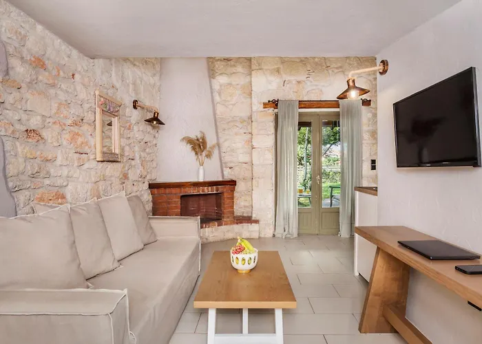 Petrino Eco Village Hotel 4*