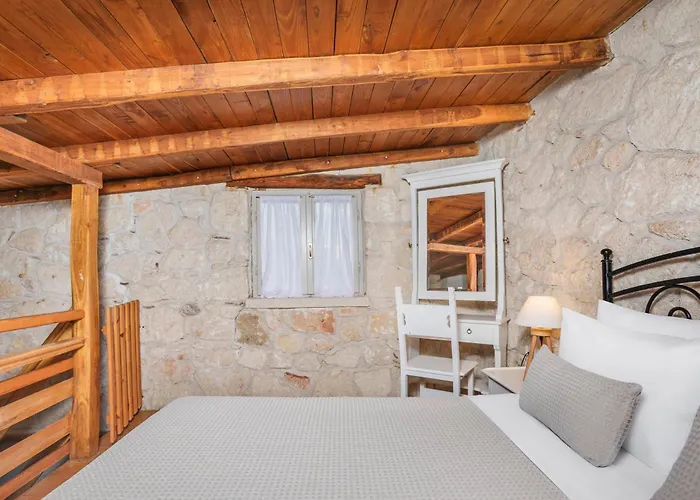 Petrino Eco Village Hotel 4*